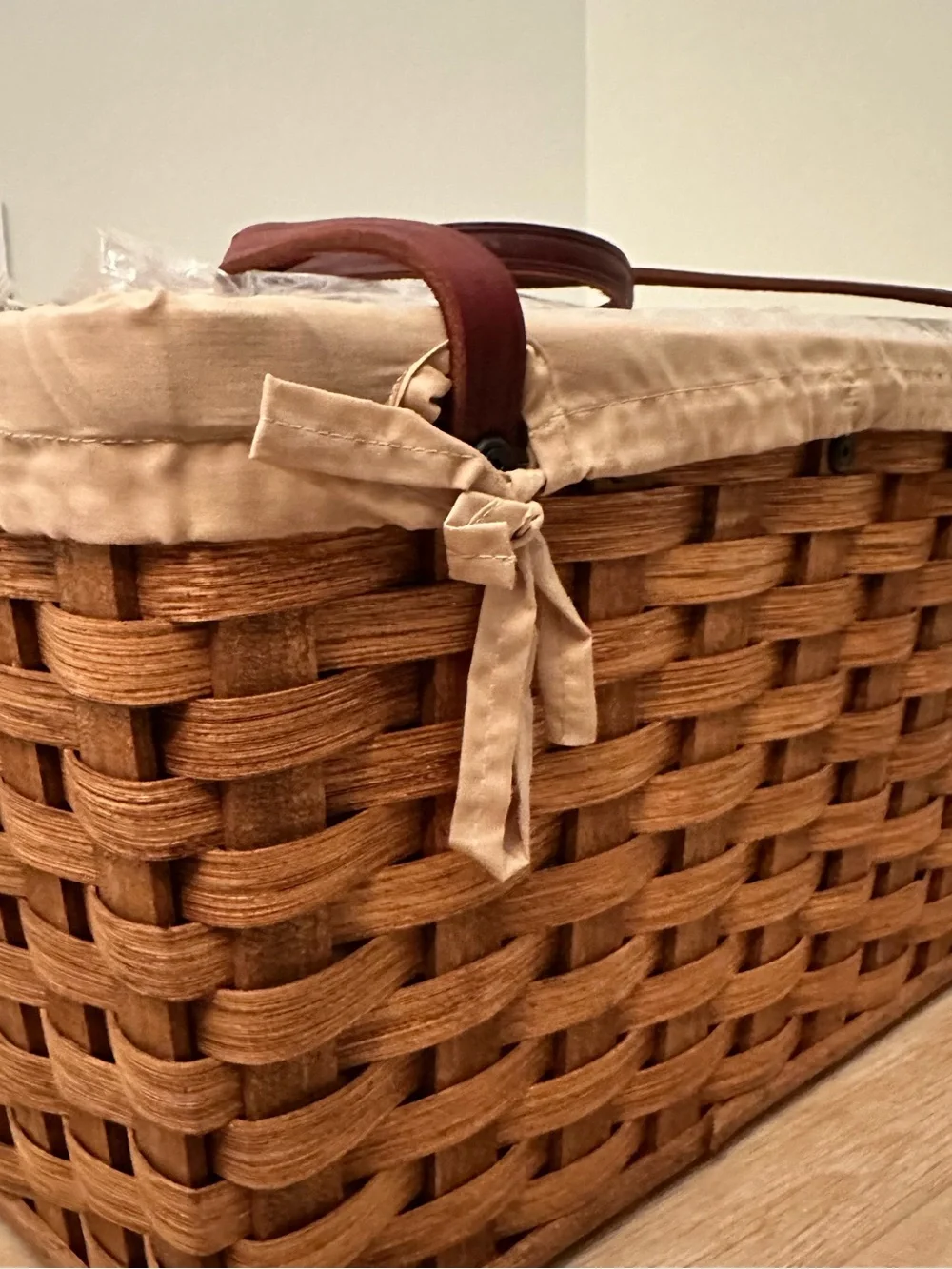 Amish Handwoven Picnic Basket 🧺 with Cream Liner & Brown Leather Handles 🇺🇸